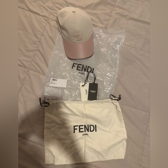 Fendi hat with sunglasses - Picture 9 of 10